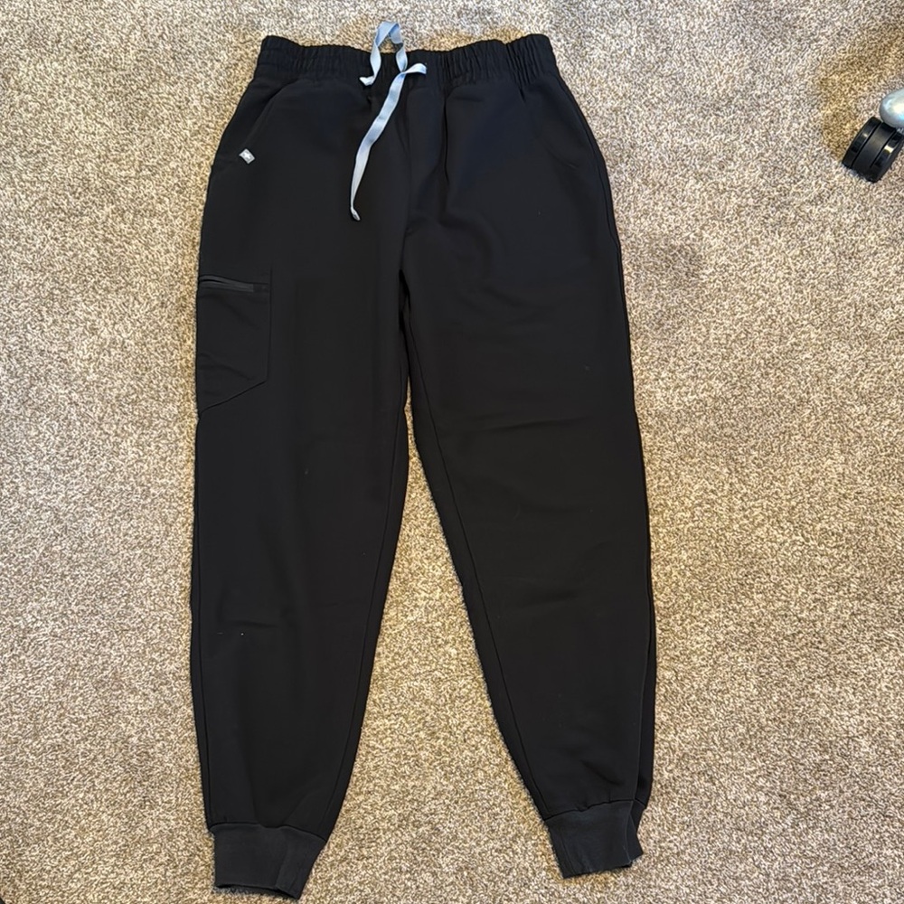 Figs black  jogger scrub pant scrunch waist. Medium & large available